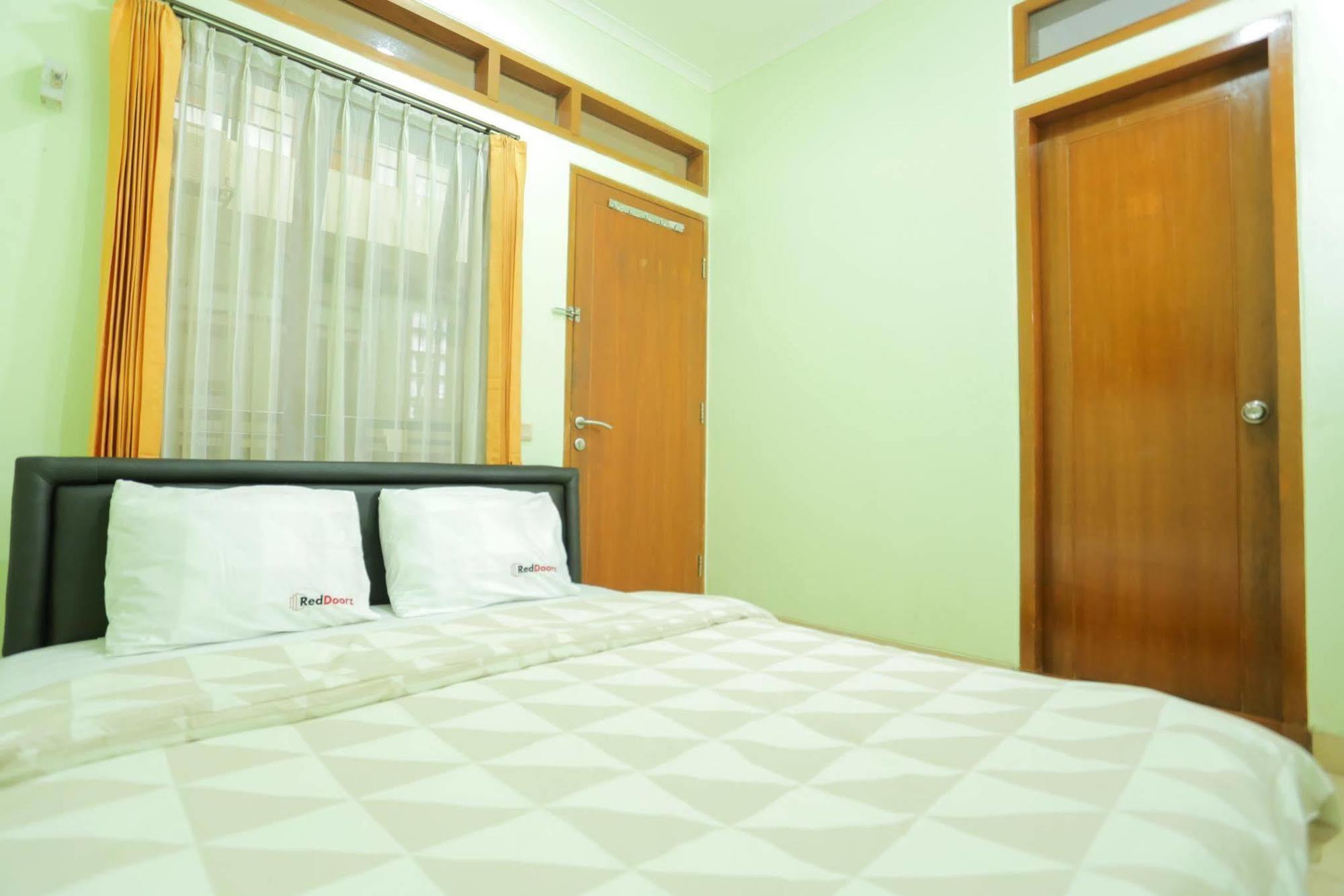 מלון בנדונג Reddoorz Near Sukajadi מראה חיצוני תמונה